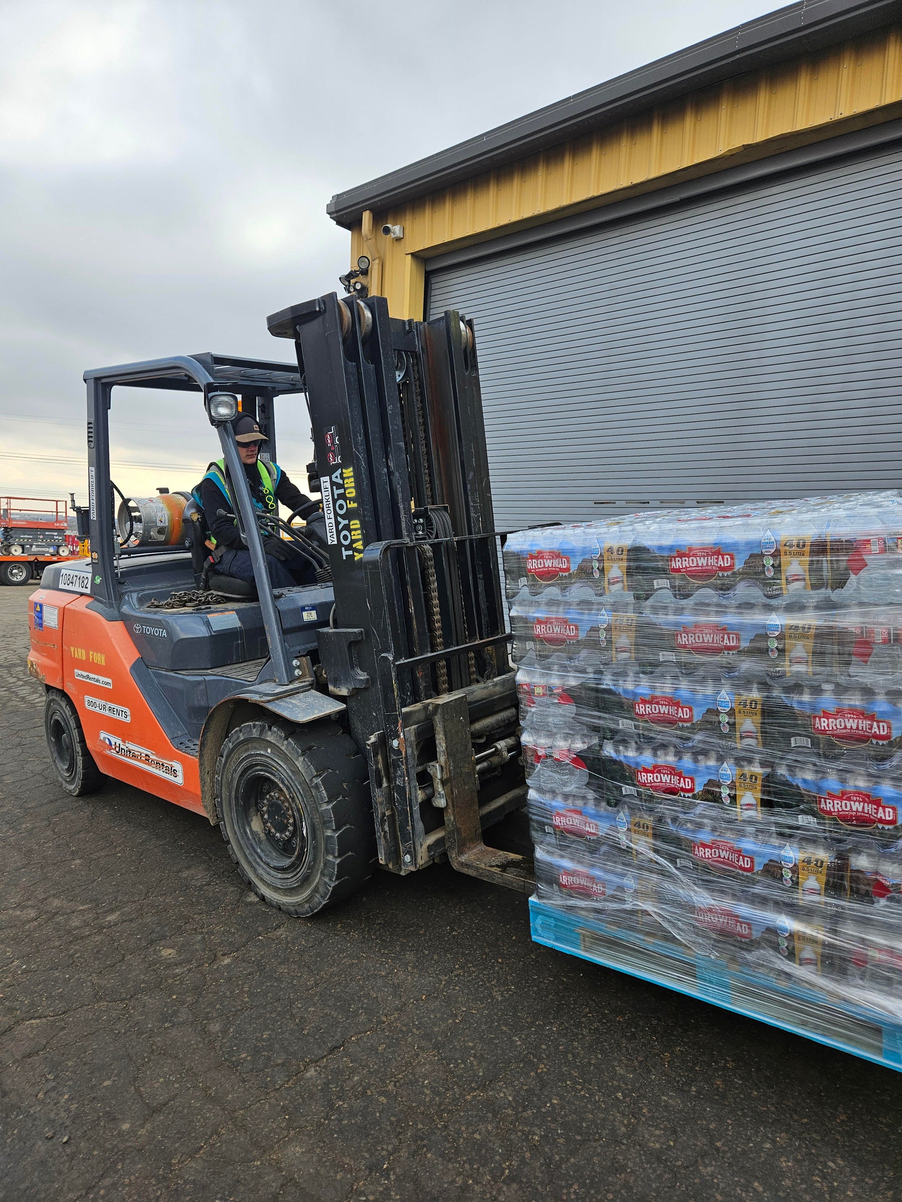 Arrowhead natural spring water pallet with 48 cases, ideal for offices, events, or commercial water delivery.